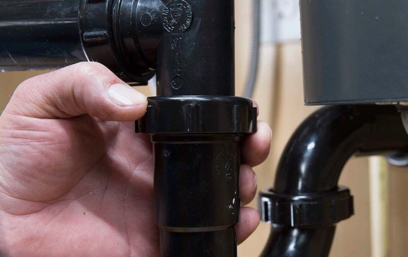 ¿Cómo cambiar el desagüe del lavabo?