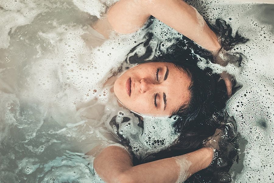 Cómo hacer espuma en la bañera